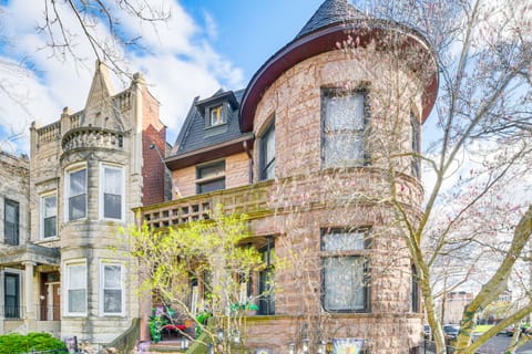 Chicago Vacation Rental | 3BR | 1BA | 1,500 Sq Ft | Stairs Required