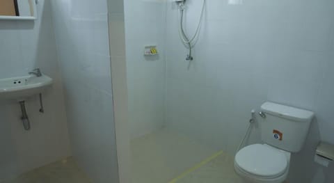 Standard Room | Bathroom | Shower, rainfall showerhead, free toiletries, towels