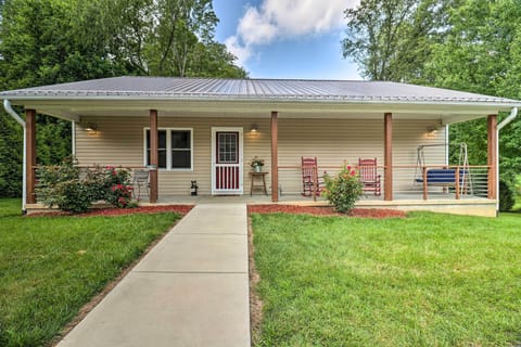 Waynesville Vacation Rental | 2BR | 2BA | Step-Free Access