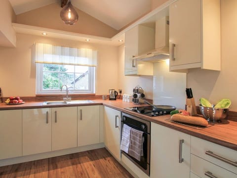Cottage | Private kitchen | Fridge, microwave, cookware/dishes/utensils
