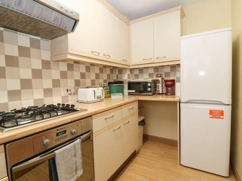 Cottage | Private kitchen | Fridge, dishwasher, cookware/dishes/utensils