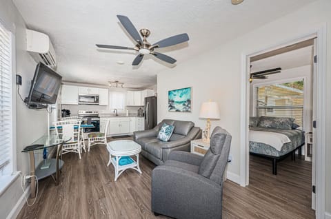 21-web-or-mls-Unit20120Living20Room201