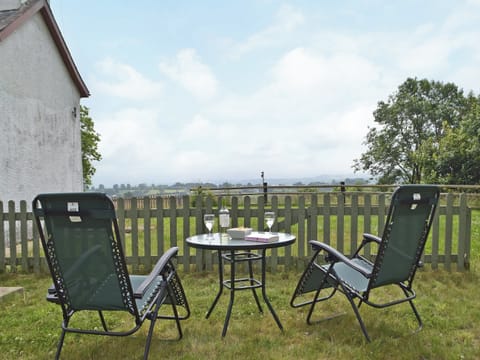 Sitting-out-area | Bwlchgraig Fach - Bwlchygraig Cottages, Bwich-llan, near Lampeter