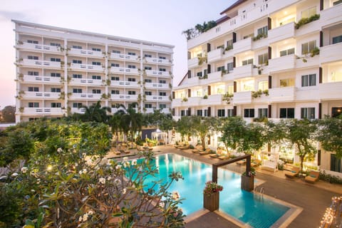 Outdoor pool, sun loungers