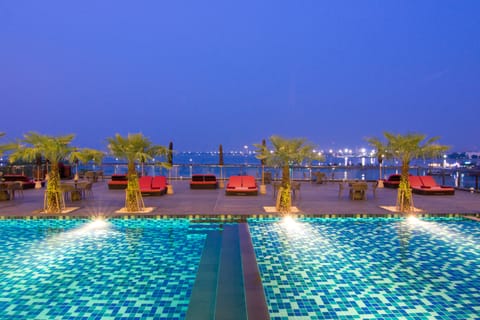 2 outdoor pools, sun loungers