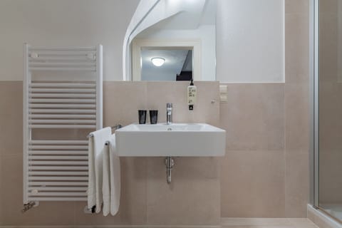 Standard Single Room | Bathroom | Shower, hair dryer, towels