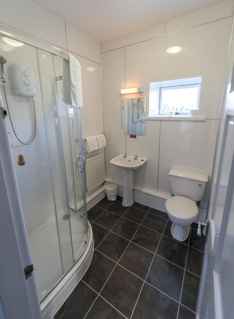 Single Room | Bathroom | Shower, free toiletries, hair dryer, towels