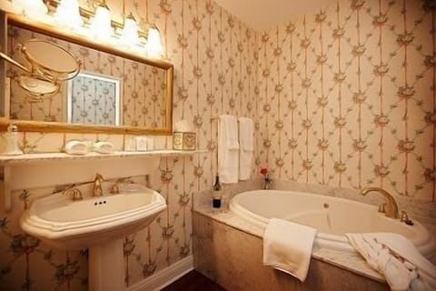 Deluxe Suite, 1 Queen Bed | Bathroom | Deep soaking tub, designer toiletries, hair dryer, bathrobes