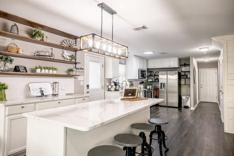 Kitchen + island bar seating (4)