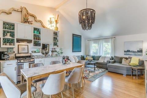Spacious living area and seating for 6 at dining table.