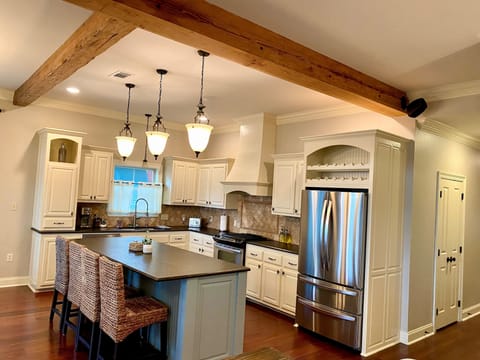 Drake on the Lake - Kitchen