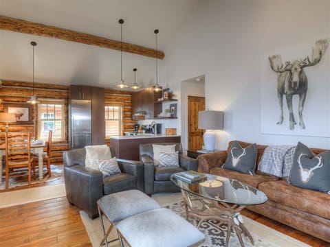 Open living room with plenty of seating, Smart TV, VIEWS!