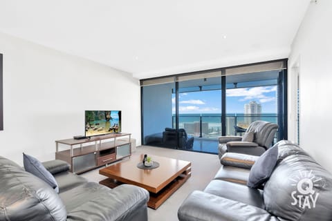 Open-plan living room opens onto a lookout over the city and the ocean ⭐️