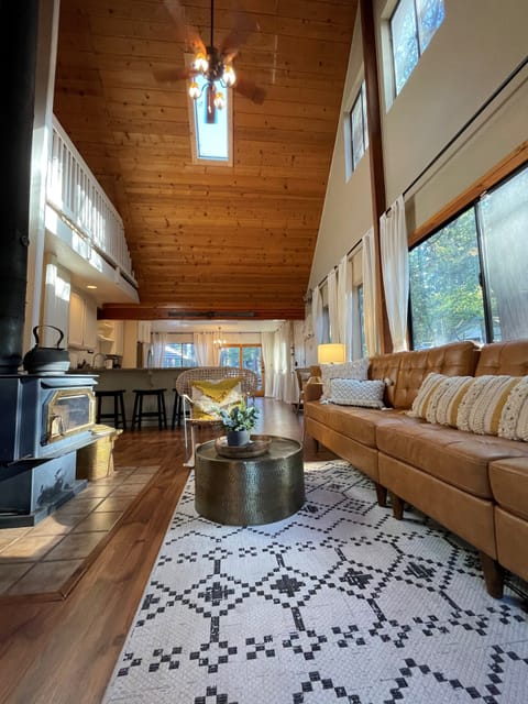 Relax in this open-concept chalet with high ceilings and plenty of natural light