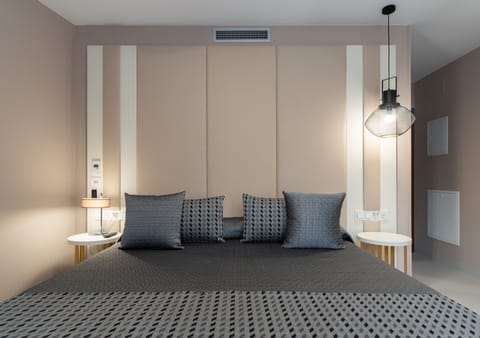 Deluxe Double Room | Egyptian cotton sheets, premium bedding, down comforters