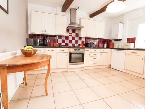 Cottage | Private kitchen | Fridge, dishwasher, electric kettle, toaster