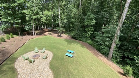 Amazing flat, open backyard! 