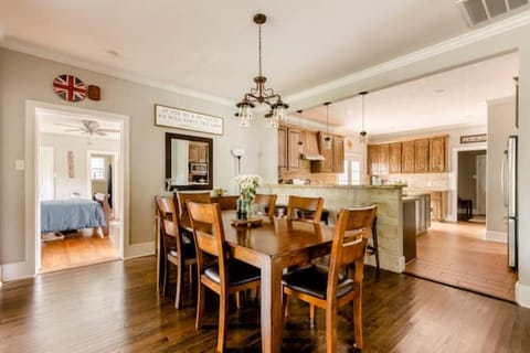 Dinning room for 6 people + 3 bar stools available to enjoy a nice Texas dinner!