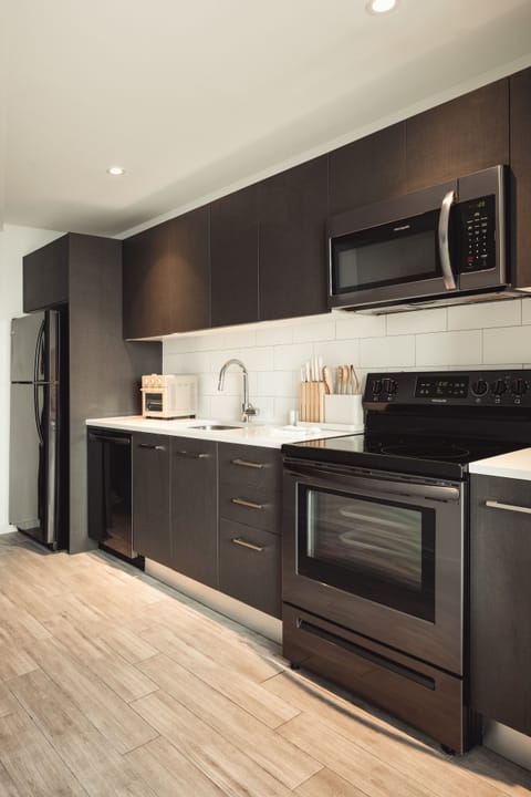 Full-size fridge, microwave, oven, stovetop