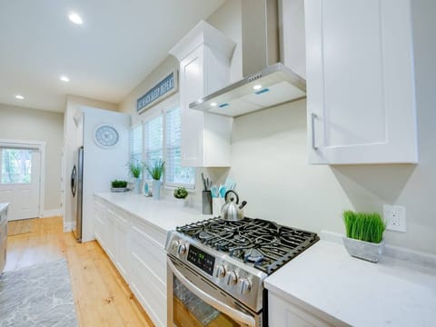 Amazing kitchen to prepare meals or eat on the go.