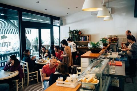 5 restaurants; breakfast, lunch, dinner, and brunch served