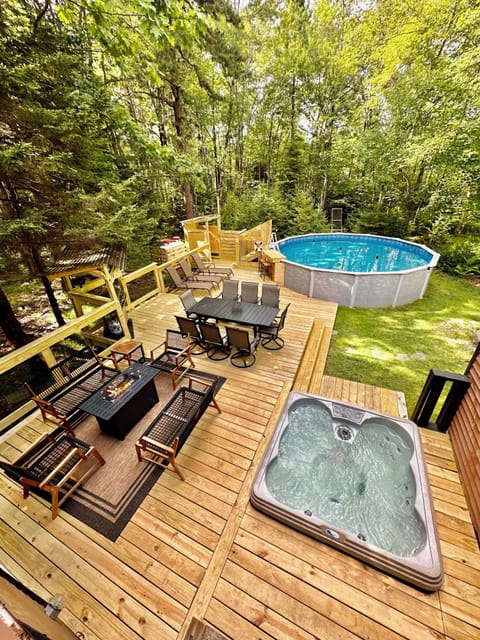 Back yard deck with Hot Tub and Pool