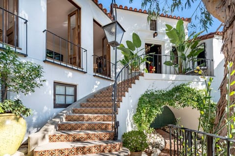 Welcome to 5-star property Casa Escalera Hollywood Hills! Managed by iTrip Los Angeles