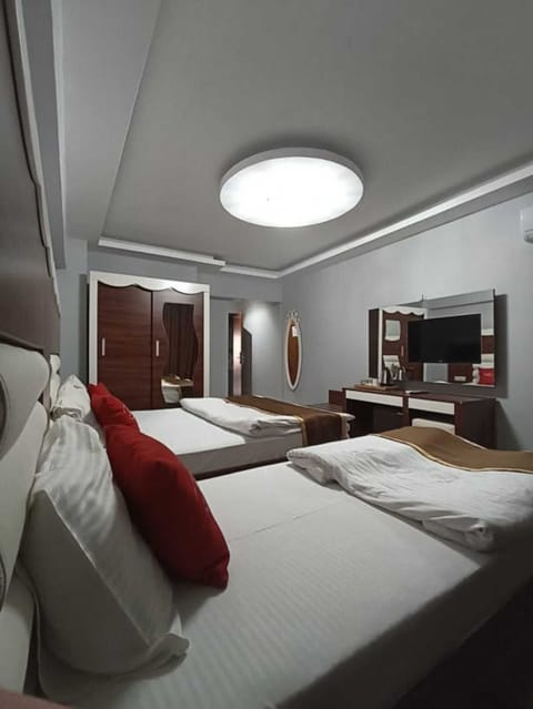 Luxury Triple Room | Egyptian cotton sheets, premium bedding, desk, laptop workspace