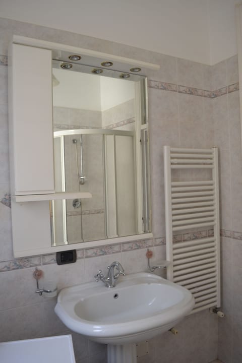 Comfort Apartment, 1 King Bed with Sofa bed | Bathroom | Shower, free toiletries, hair dryer, bidet