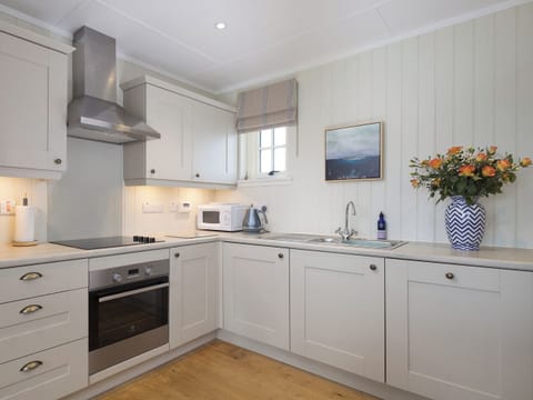 Kitchen | Uig Bay Cottage, Crowlista