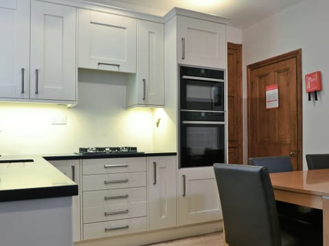 Well-equipped fitted kitchen | Bede&rsquo;s Cottage, Windermere