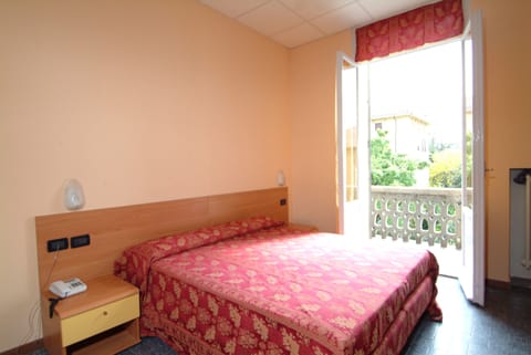 Triple Room | Desk, free WiFi