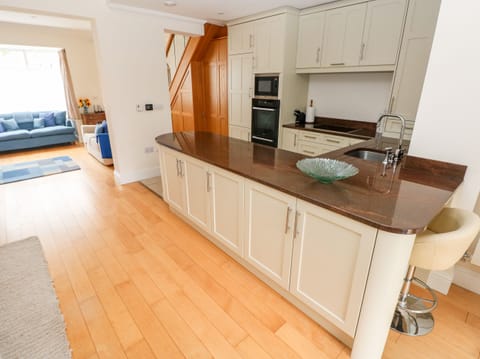 Cottage | Private kitchen | Fridge, dishwasher, cookware/dishes/utensils