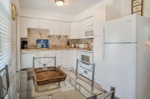 BaywatchCabinDiningArea-Kit