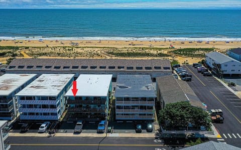 Third Floor Unit - less than 2 min walk to the beach 