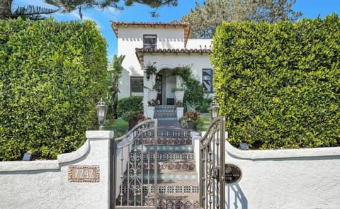 Cute stunning Gated Entrance