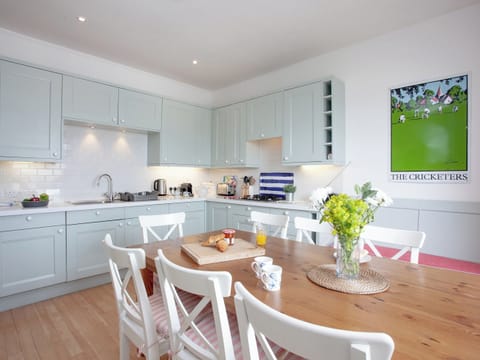 Kitchen/diner | Muffins, Salcombe