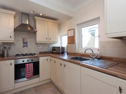 Well-equipped kitchen | Evelyn Cottage, Dartmouth