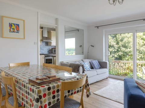 Comfortably furnished sitting and dining room with sliding patio doors | Rockvale 1, 