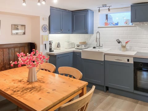 Kitchen and dining area | Church Street 17, Salcombe