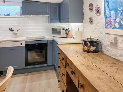 Kitchen and dining area | Church Street 17, Salcombe