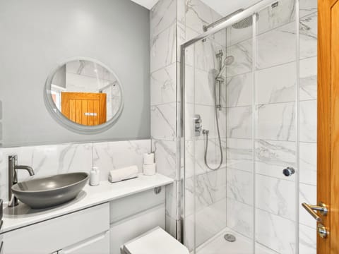 En-suite shower room | Holborn House, Bowness on Windermere