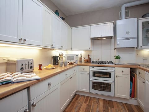 Kitchen | Courtenay Street 24, Salcombe