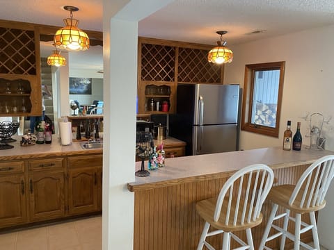 wet bar, second refrig & microwave