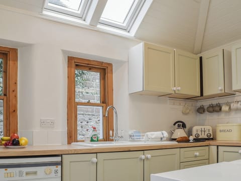 Kitchen | Caerleon, Salcombe