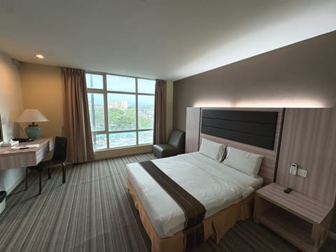 Standard Double Room | Desk, laptop workspace, soundproofing, iron/ironing board