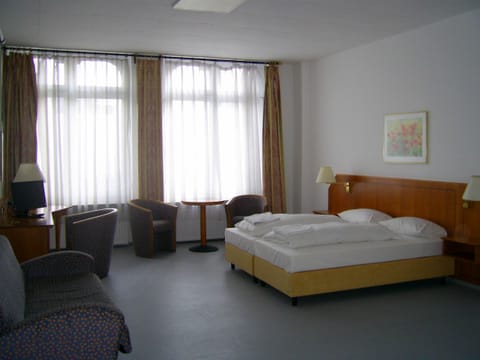 Twin Room | Minibar, cribs/infant beds, rollaway beds, free WiFi