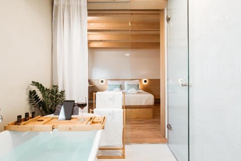 Deluxe Suite, Bath | Desk, soundproofing, free WiFi, bed sheets