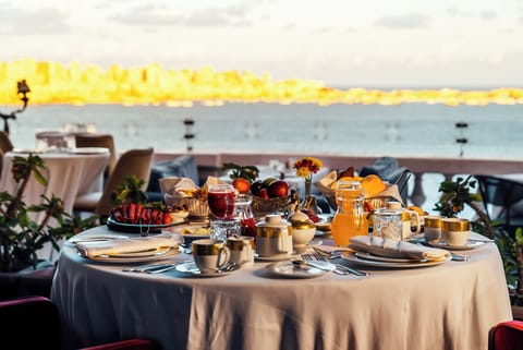 2 restaurants; breakfast, lunch, and dinner served