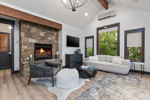 House, 5 Bedrooms | Living area | Smart TV